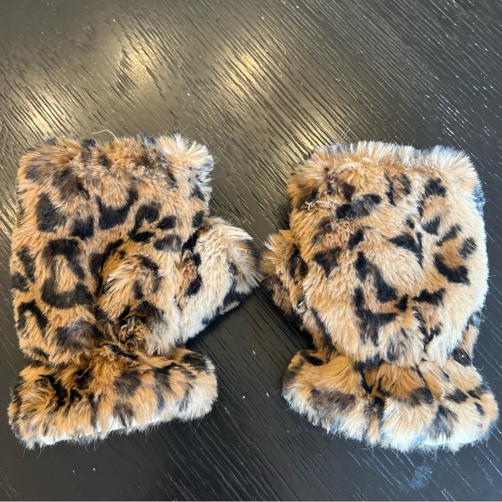 Apparis Kids Faux Fur Leopard Mittens in Tan and Black
